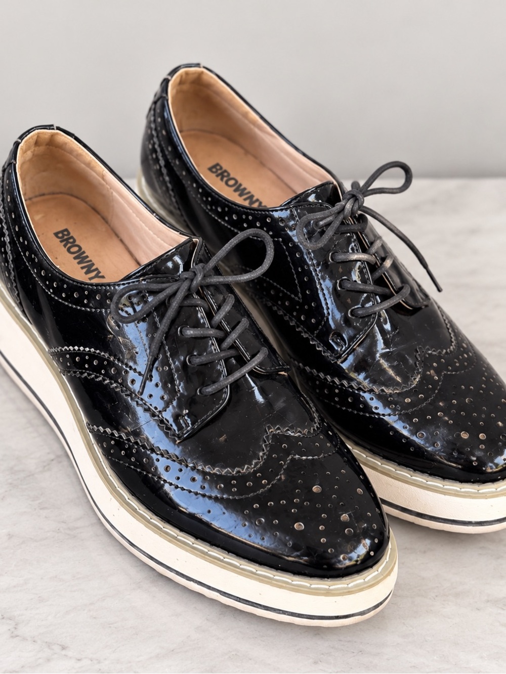 Browny Black wingtip platform
